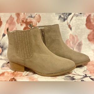 NWOT - LC Lauren Conrad Women’s Suede Ankle Boots